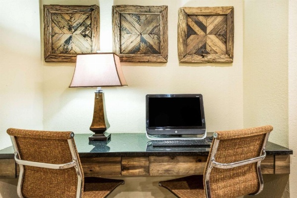 Super 8 by Wyndham Clovis image 13